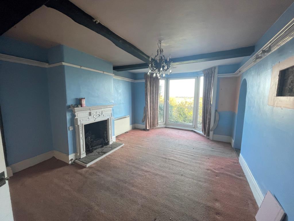 Lot: 92 - END-TERRACE HOUSE FOR REPAIR AND REFURBISHMENT - Living Space